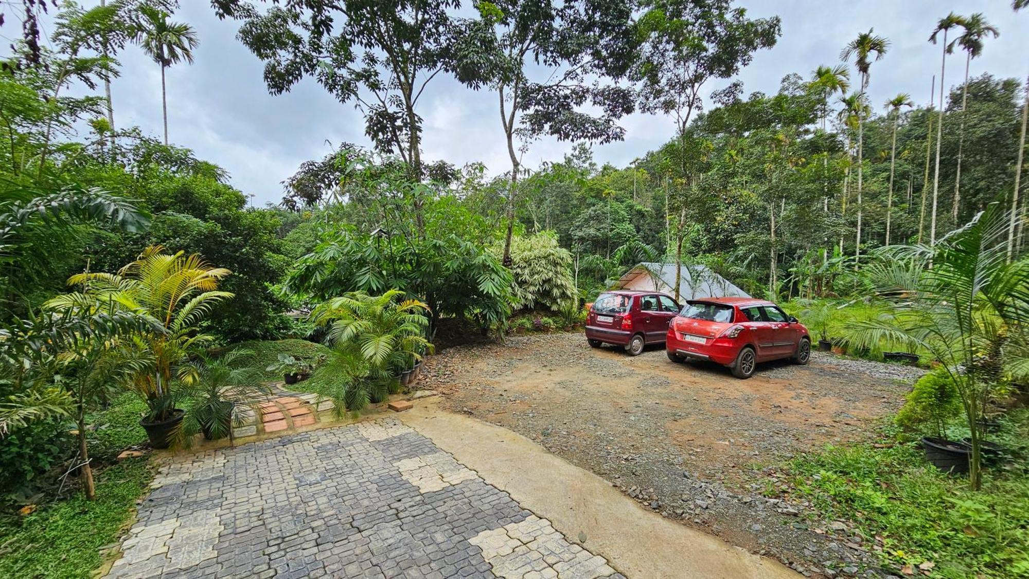 Casta Wild Resort Batheri Exterior photo